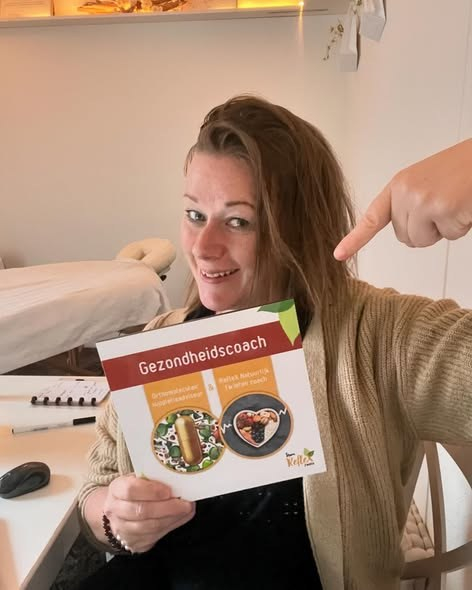 Lenny Louws met het boek Gezondheidscoach van RefleX in Praktijk LenteFit